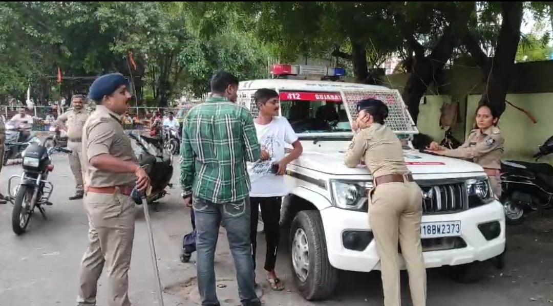 નિરમા સર્કલ પાસે પોલીસનું સઘન વાહન ચેકિંગ, નિયમભંગ કરનારાઓ સામે કાર્યવાહી