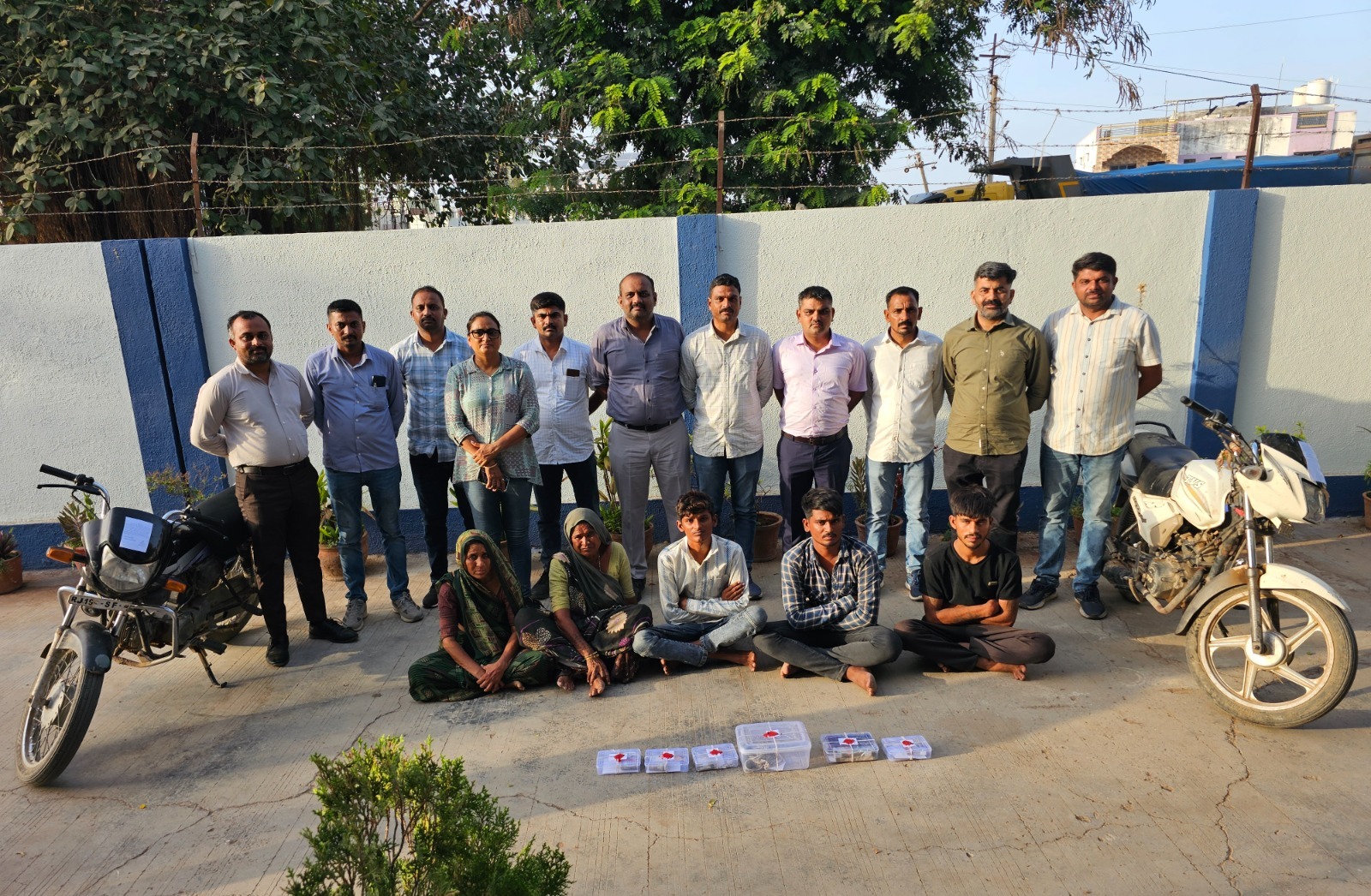 ભાવનગર એલસીબીએ પાંચ આરોપીઓને ઝડપી રૂ. 12.46 લાખનો મુદ્દામાલ કબજે કર્યો